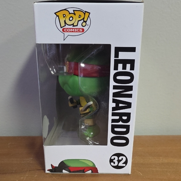 Funko Pop! TMNT Leonardo Special Edition - Green and Red - Picture 4 of 6